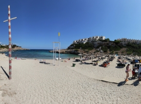 Sandstrand in der Bucht Cala Murada