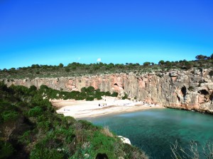 Sicht auf die Bucht und Kletterwand